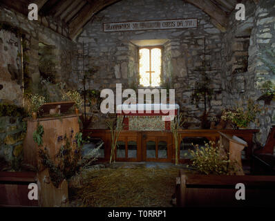 St Beuno's Kirche, Pistyll, Lleyn, North Wales, UK, eingerichtet für Lammastide mit Brote & Kräuter, Früchte & Laub vom Kirchplatz usw. gesammelt Stockfoto