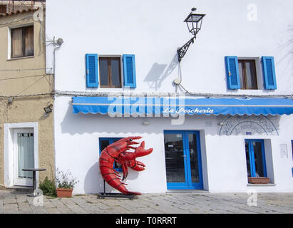 ISOLA LA MADDALENA, Sardinien, Italien - 7. März, 2019: Big Lobster Restaurant La Pecheria im Hafen zurück Straße an einem sonnigen Tag am 7. März Stockfoto