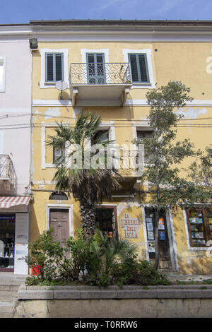 ISOLA LA MADDALENA, Sardinien, Italien - 7. MÄRZ 2019: La Libreria schöne Fassade im Hafen zurück Straße an einem sonnigen Tag am 7. März, 2019 Stockfoto