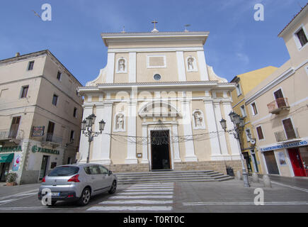 ISOLA LA MADDALENA, Sardinien, Italien - 7. MÄRZ 2019: Santa Maria Maddalena Kirche im Hafen zurück Straße an einem sonnigen Tag am 7. März 2019 in La Ma Stockfoto