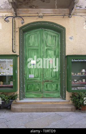 ISOLA LA MADDALENA, Sardinien, Italien - 7. MÄRZ 2019: Grüne Tür - Details im Hafen zurück Straße an einem sonnigen Tag am 7. März 2019 in La Maddalena, Stockfoto