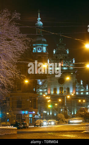 Lemberg, Ukraine - Dezember 10, 2017: Nacht winter Stadtbild. Bernhardiner St. Andreas Kirche und Kloster, im 17. Jahrhundert gebaut. Und das Denkmal zu Sain Stockfoto