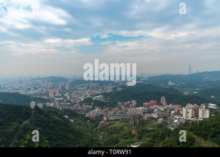 Anzeigen von Taipei City Blick vom Fenster der Maokong Gondel, Taiwan. Stockfoto