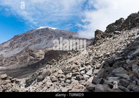 Blick auf die Südseite des Mount Kilimanjaro vom alpinen Desert Zone auf der Machame Route in der Nähe der Barafu Camp. Stockfoto