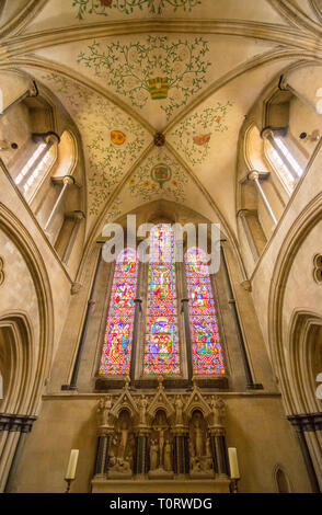 Der Altar in der Kirche von St. Maria und St. Blasius, Boxgrove in der Nähe von Chichester, West Sussex, Großbritannien Stockfoto