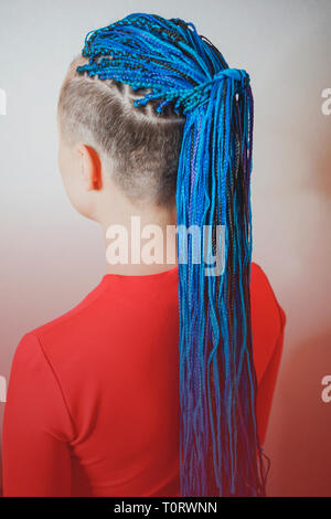 Weibliche Pigtails, senegalesischen Braid Braid, kanekalon, afrokosy, Pigtails auf dem Tempel, Creative Youth Frisur Stockfoto