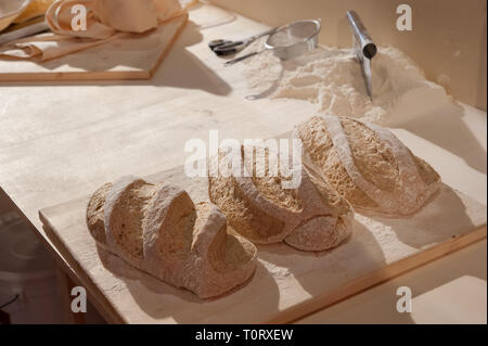 Brot Sauerteigführung. drei Brote auf einem Tisch, fertig gebacken werden. Stockfoto