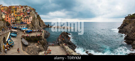 MANOROLA, Italien - 25. JUNI 2017: schönen Sommer Manarola - einer von fünf berühmten Dörfer der Cinque Terre Nationalpark in Ligurien, Italien, ausgesetzt. Stockfoto