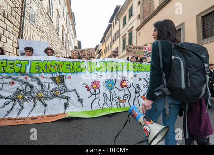 Florenz, Italien - 2019, 15. März: Menschen Massen die Straßen in der Stadt während der globalen Klima Streik für Ereignis in der Zukunft. Stockfoto