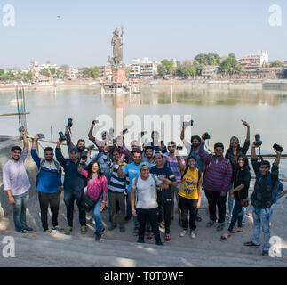 Der photowalk Gruppe von Fotografen. Fotografen, ihre Kamera winken in der Hand. Stockfoto