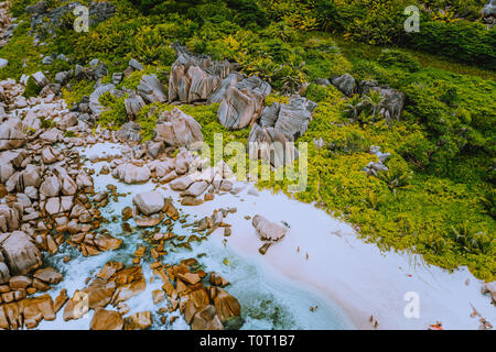 Luftaufnahme von tropischen Marron Seychellen Strand von La Digue Insel. Weißer Sandstrand mit türkisfarbenem Meer Wasser und Granit Felsen Stockfoto