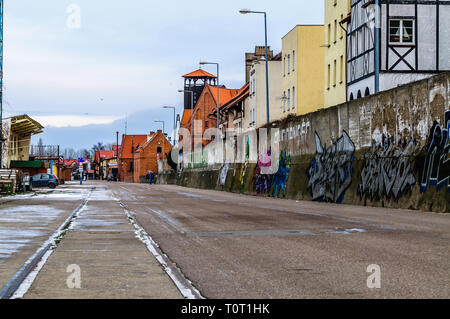 Halbinsel Hel, Polen, 23. Januar 2019: Hel Hafen im Winter. Graffitti an der Wand um den Hafen herum Stockfoto