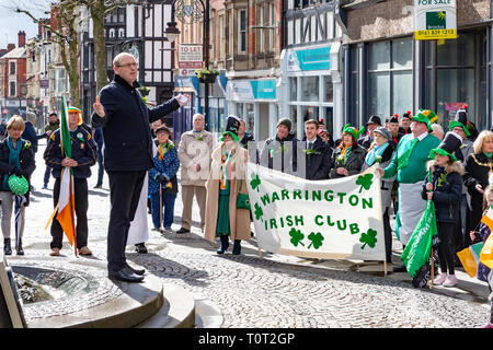 Die jährliche St. Patrick's Day Parade von der Irish Club in Orford Lane in "Der Fluss des Lebens" in der Bridge Street. Kurz erinnerte er sich an die 25 Ann Stockfoto