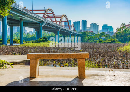 Blick auf Honghu Park Rainbow Bridge in Shenzhen. Stockfoto