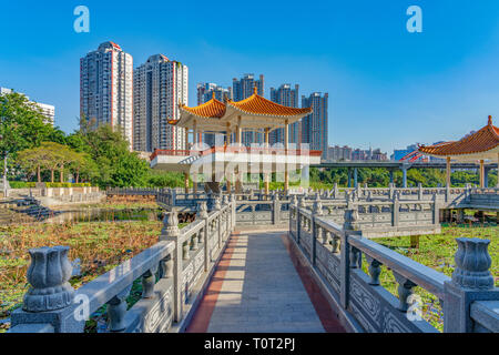 SHENZHEN, China - 29 Oktober: Traditionellen Chinesischen Pavillon und Brücke an Honghu Park, ein beliebtes Reiseziel am 29. Oktober 2018 in Shenzhen. Stockfoto