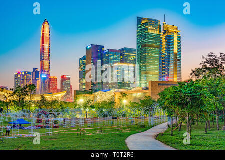 SHENZHEN, China - 29 Oktober: Dies ist ein abendlicher Blick von modernen Gebäuden in der Innenstadt in der Financial District, von lianhuashan Park auf Octo Stockfoto