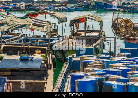 SHENZHEN, China - 30. Oktober: Alte traditionelle chinesische Fischerboote am Shekou Fischerhafen am 30. Oktober 2018 in Shenzhen. Stockfoto