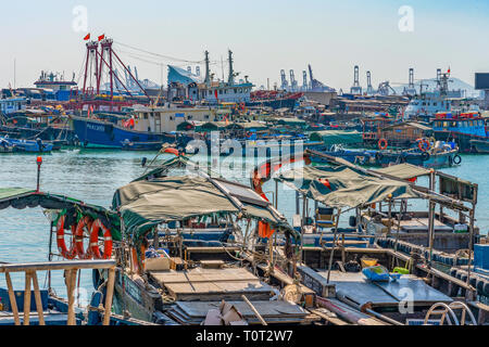 SHENZHEN, China - 30. OKTOBER: Dies ist ein Blick auf die traditionellen Fischerboote am Hafen in Shekou am 30. Oktober 2018 in Shenzhen. Stockfoto