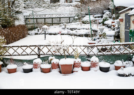 Schneebedeckten Garten in Leadhills Dorf am frühen Morgen Schnee. Scotlands zweite höchste Dorf. South Lanarkshire, Schottland Stockfoto