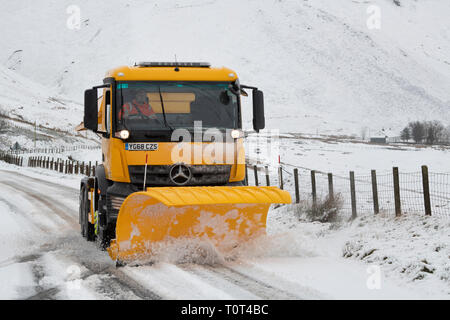 Schneepflug Clearing der Straße und die Verbreitung von Salz entlang der Dalveen Pass in der lowther Hills, Dumfries und Galloway, Scottish Borders, Schottland Stockfoto