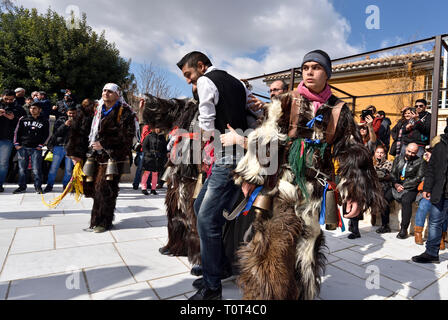 Männer aus Nordgriechenland, die traditionelle Kostüme mit Glocken, Tanz während Karneval in Athen, Griechenland Stockfoto