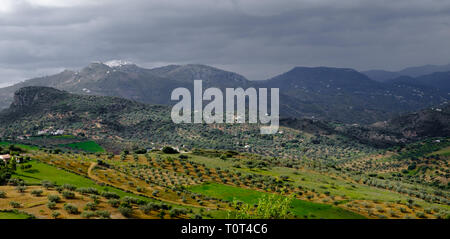 Fernsicht auf die Berge oben Pueblo von Comares, Axarquia, Malaga, Andalusien, Costa del Sol, Spanien Stockfoto