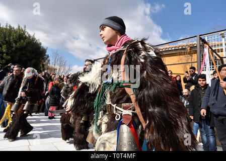 Männer aus Nordgriechenland, die traditionelle Kostüme mit Glocken, Tanz während Karneval in Athen, Griechenland Stockfoto