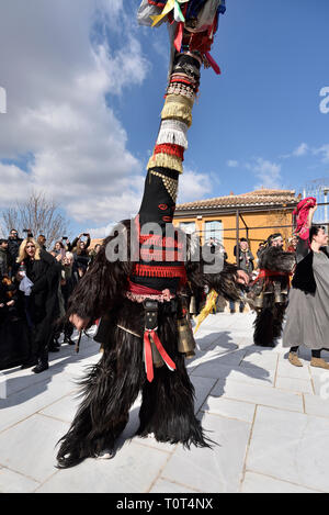 Männer aus Nordgriechenland, die traditionelle Kostüme mit Glocken, Tanz während Karneval in Athen, Griechenland Stockfoto