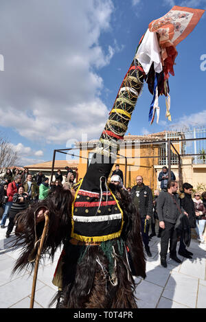 Männer aus Nordgriechenland, die traditionelle Kostüme mit Glocken, Tanz während Karneval in Athen, Griechenland Stockfoto