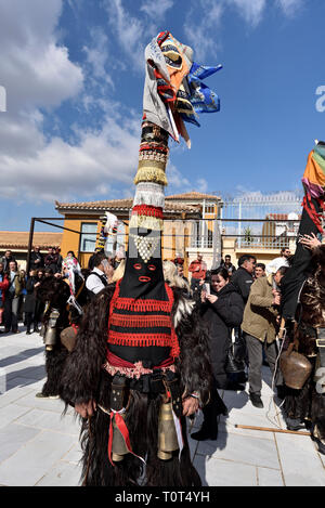 Mann aus Nordgriechenland tragen Tracht mit Glocken, stellt während des Karnevals Festival in Athen, Griechenland Stockfoto