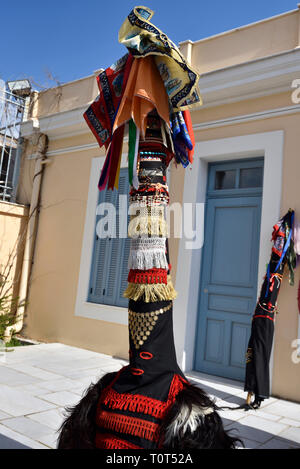 Mann aus Nordgriechenland tragen Tracht mit Glocken, stellt während des Karnevals Festival in Athen, Griechenland Stockfoto