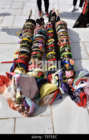 Masken und Hüte aus dem nördlichen Griechenland während Karneval in Athen, Griechenland Stockfoto