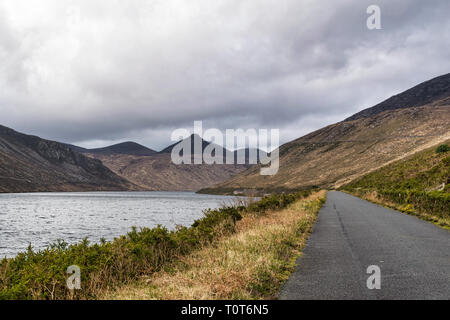 Das ist ein Bild von einem See in den Mourne Mountains in Nordirland Stockfoto
