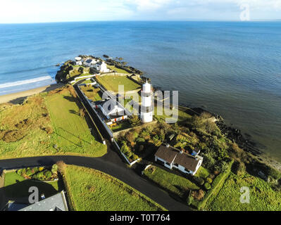 Dies ist ein Luftbild von Stroove Strand und Leuchtturm auf der Halbinsel Inishowen, Donegal Irland Stockfoto