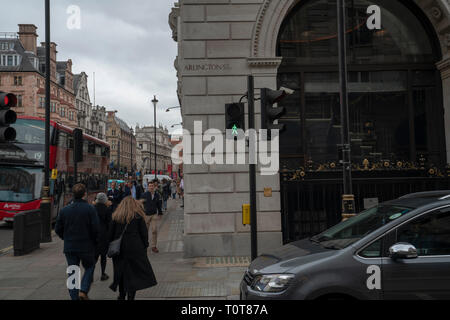 Graue Feder Nachmittag auf Arlington Street, St James's, London im Vereinigten Königreich Stockfoto