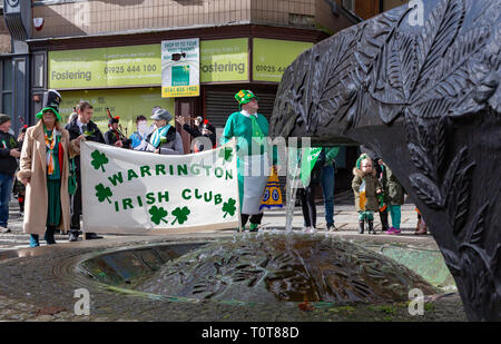 Die jährliche St. Patrick's Day Parade von der Irish Club in Orford Lane in "Der Fluss des Lebens" in der Bridge Street. Kurz erinnerte er sich an die 25 Ann Stockfoto