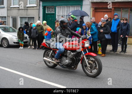 Suzuki Motorrad in einem St. Patricks Day Parade, Rathkeale, County Limerick, Irland, eingesehen werden. Stockfoto