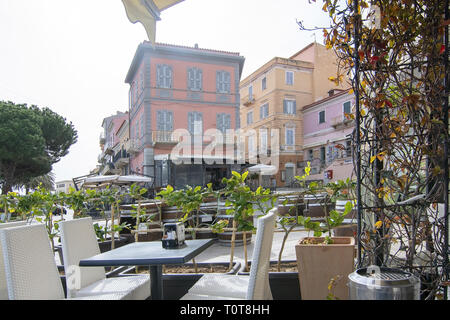 ISOLA LA MADDALENA, Sardinien, Italien - 7. März, 2019: Blick vom Restaurant im Hafen auf der Via Amendola an einem sonnigen Tag am 7. März 2019 in La Maddalen Stockfoto