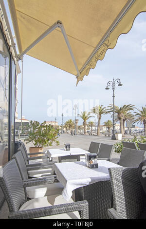 ISOLA LA MADDALENA, Sardinien, Italien - 7. März, 2019: Blick vom Restaurant im Hafen auf der Via Amendola an einem sonnigen Tag am 7. März 2019 in La Maddalen Stockfoto