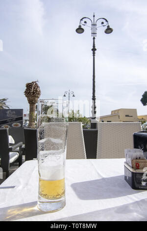 ISOLA LA MADDALENA, Sardinien, Italien - 7. März, 2019: Blick vom Restaurant im Hafen auf der Via Amendola an einem sonnigen Tag am 7. März 2019 in La Maddalen Stockfoto