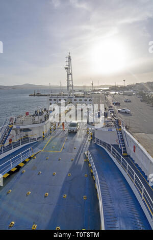 ISOLA LA MADDALENA, Sardinien, Italien - 7. MÄRZ 2019: Fähre mit dem Auto deck und Hafen, Blick auf die Stadt mit Promenade in der Nähe von Sunset am 7. März 2019 in La Maddale Stockfoto