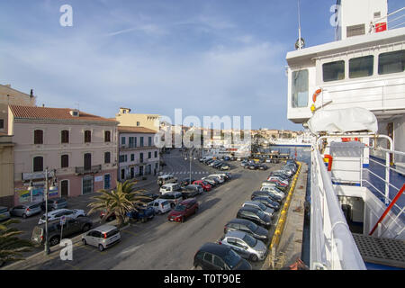 ISOLA LA MADDALENA, Sardinien, Italien - 7. MÄRZ 2019: Fähre und Hafen, Blick auf die Stadt mit Strandpromenade an einem sonnigen Nachmittag am 7. März 2019 in La Maddale Stockfoto