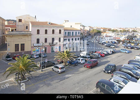 ISOLA LA MADDALENA, Sardinien, Italien - 7. MÄRZ 2019: Details in den Hafen zurück Straße an einem sonnigen Tag am 7. März 2019 in La Maddalena, Sardinien, Ita Stockfoto