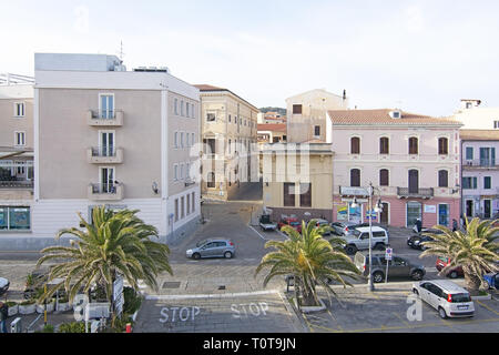 ISOLA LA MADDALENA, Sardinien, Italien - 7. MÄRZ 2019: Details in den Hafen zurück Straße an einem sonnigen Tag am 7. März 2019 in La Maddalena, Sardinien, Ita Stockfoto