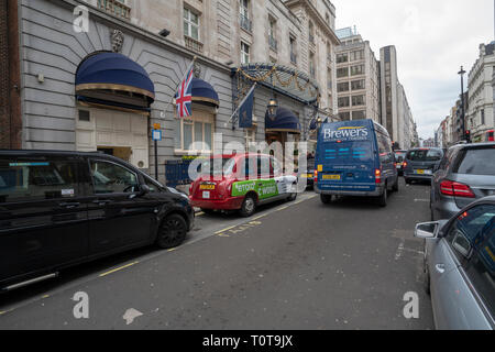 Graue Feder Nachmittag auf Arlington Street, St James's, London im Vereinigten Königreich Stockfoto