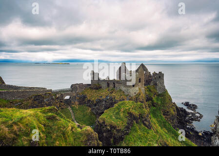 Ruinen der mittelalterlichen Dunluce Castle in Nordirland Stockfoto