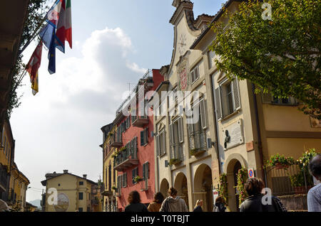Neive, Piemont, Italien. Oktober 2018. Auf dem Platz des historischen Zentrums der Stadt Halle weist mit seiner Uhr und dem Banner mit dem Gemeinsamen Stockfoto