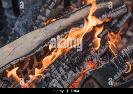 Brennholz verbrannt in einem Lagerfeuer Stockfoto