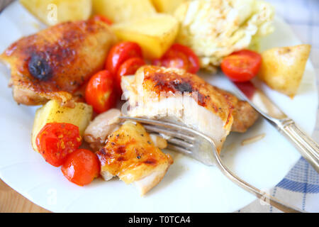 Platte von Brathähnchen mit Cherry Tomaten und Yukon Gold Kartoffeln Stockfoto