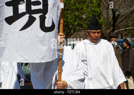 Priester führen die Prozession Jigen Gedenkveranstaltung in Asakusa Schrein nahe Sensoji-Tempel in Asakusa, Tokyo. Stockfoto